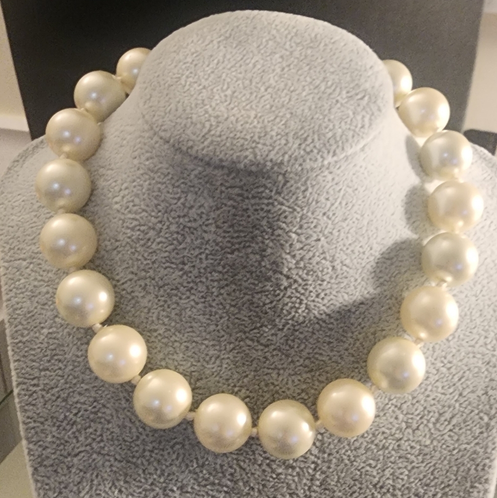 Elegant Cream Pearl Necklace